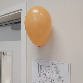 Balon prilepljen na steno