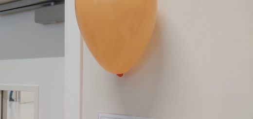 Balon prilepljen na steno