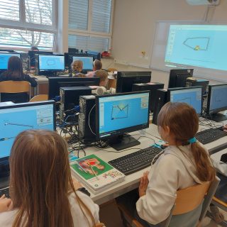 Učenci v računalniški učilnici uporabljajo virtualni laboratorij Enosmerni električni tok
